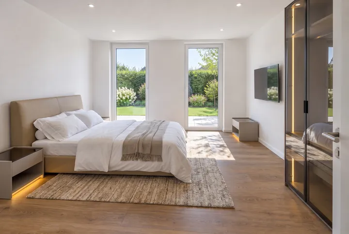 Zweites Schlafzimmer mit Doppelbett und Blick ins Grüne