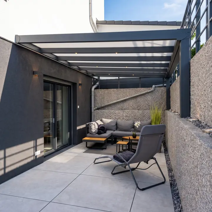 Überdachte Terrasse mit Lounge und Liegestuhl